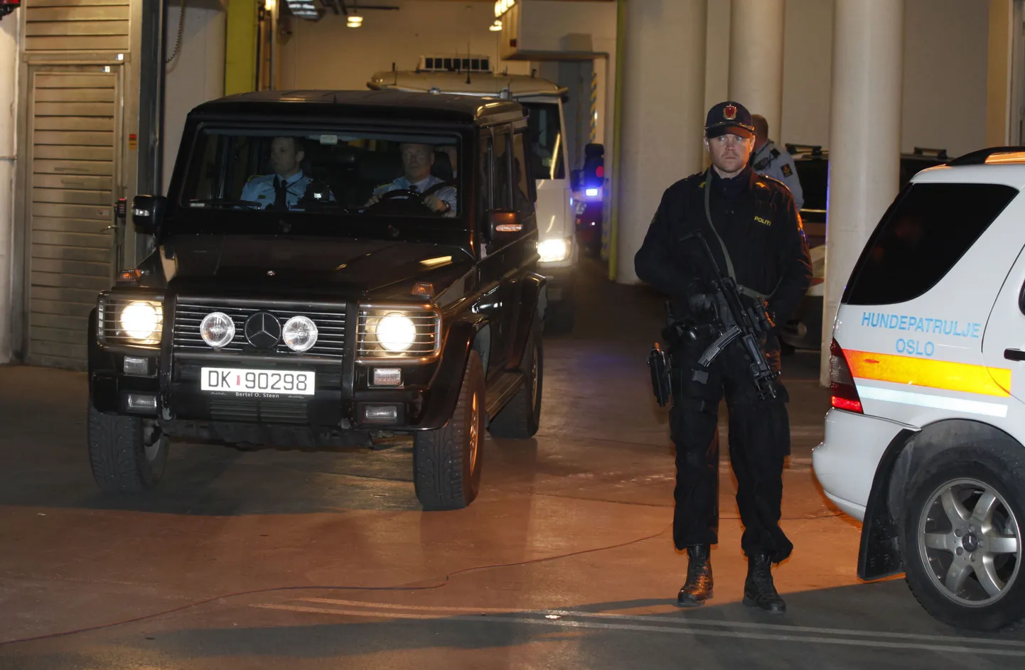 Anders Behring Breivik (mustas Mercedeses) teel kohtusse 14. novembril.