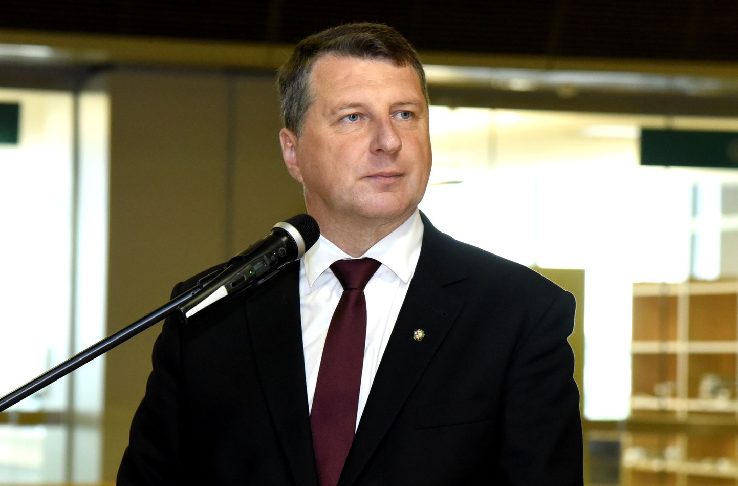 Valsts prezidents Raimonds Vējonis piedalās grāmatu dāvināšanas ceremonijā Latvijas Nacionālās bibliotēkas Tautas grāmatu plauktam.