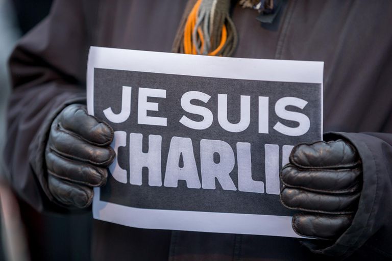 Prantsuse terrorirünnaku leinaseisak Vabaduse väljakul 2015. aastal. Je suis Charlie. («Ma olen Charlie»).