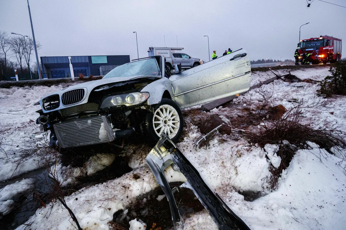Harku valla sõitis auto vastu posti.