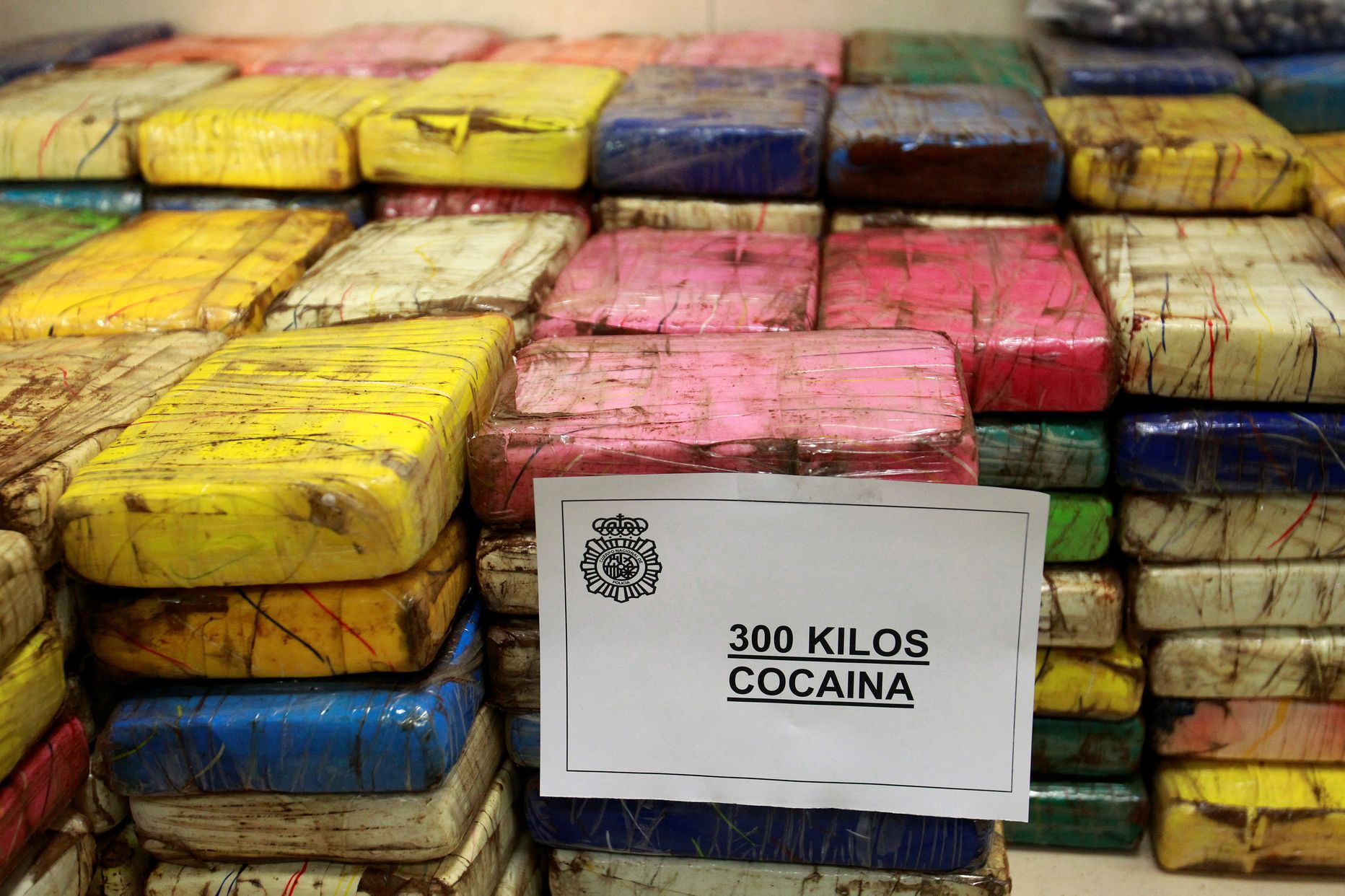 Madriidi politsei peakorteris demonstreeritud narkokaubitsejatelt kätte saadud kokaiini laadung, 18. jaanuaril 2011. aastal.