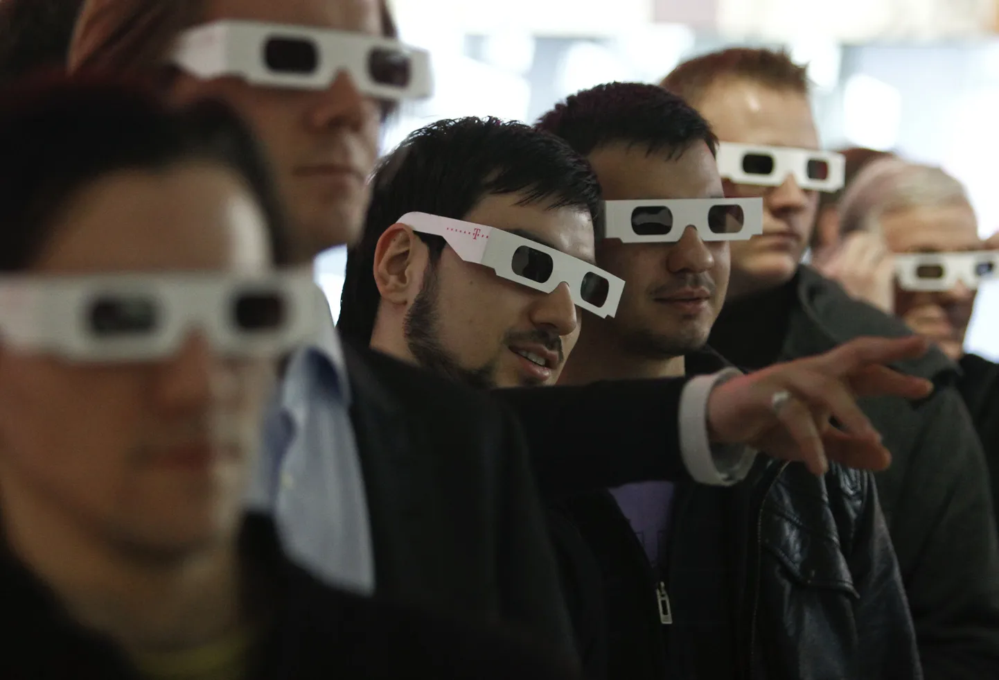 Зрители и будущие читатели в 3D-очках.