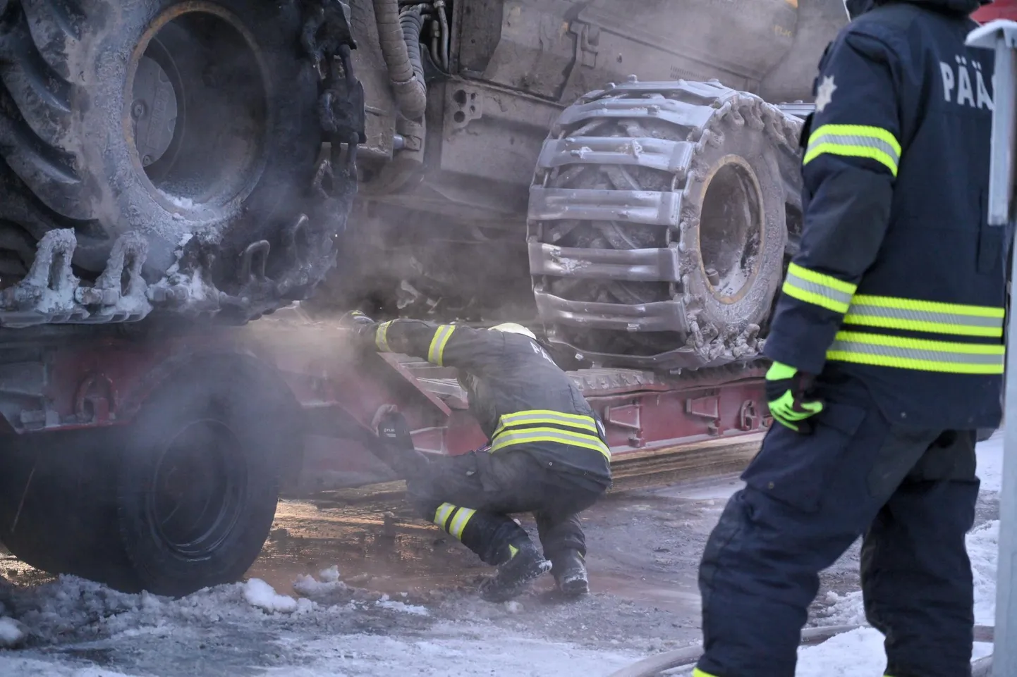 Viljandimaal süttis kolmapäeval veoauto järelhaagise rehv.