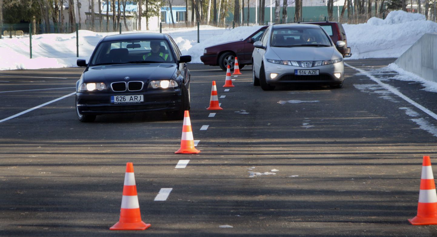 Pärnumaa kutsehariduskeskuse noormehed pidasid naistepäeval maha autode kiirendusvõistluse.
