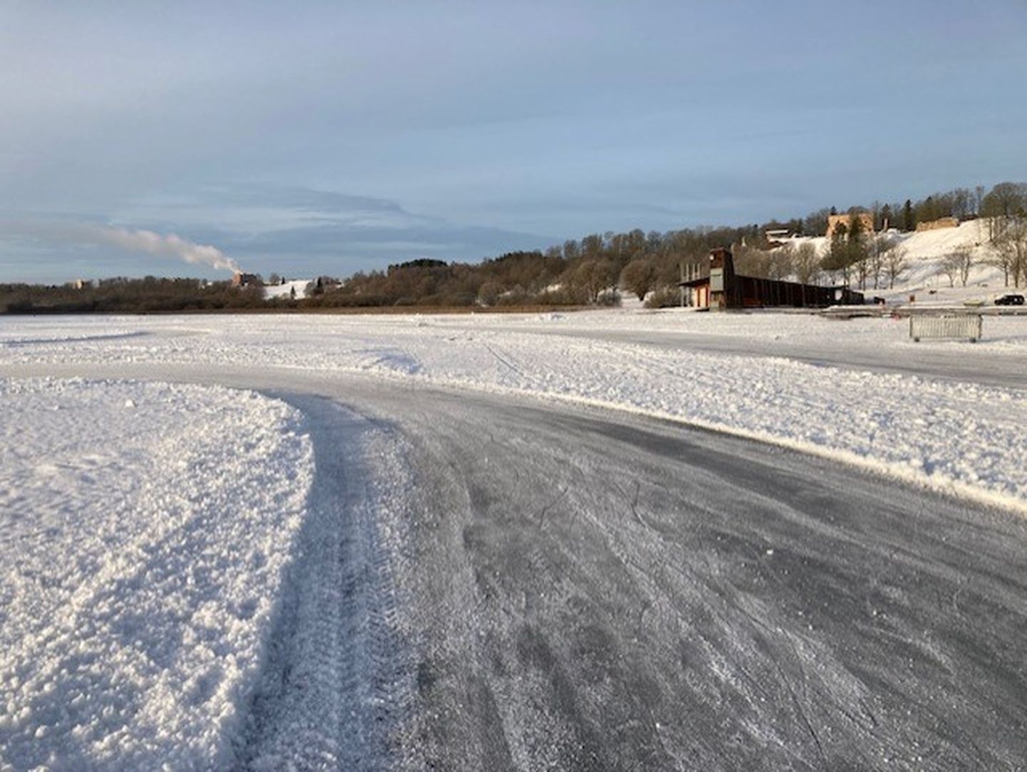 Viljandi järve jää  on maratonihommikul uisutamiseks hea.