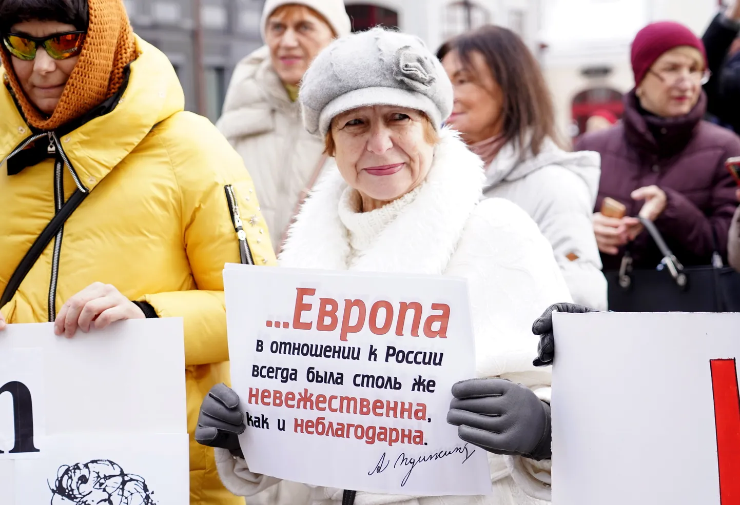Euroopa Parlamendi saadik Tatjana Ždanoka eelmisel aastal Riias Läti Vene Liidu korraldatud protestil Aleksandr Puškini monumendi teisaldamise vastu.