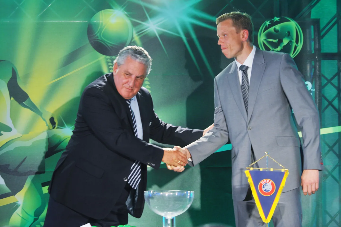 U19 EM-finaalturniiri alagrupppide loosimist läbi viinud Mart Poom ning UEFA noorte- ja amatöörjalgpalli komitee esimees Jim Boyce.