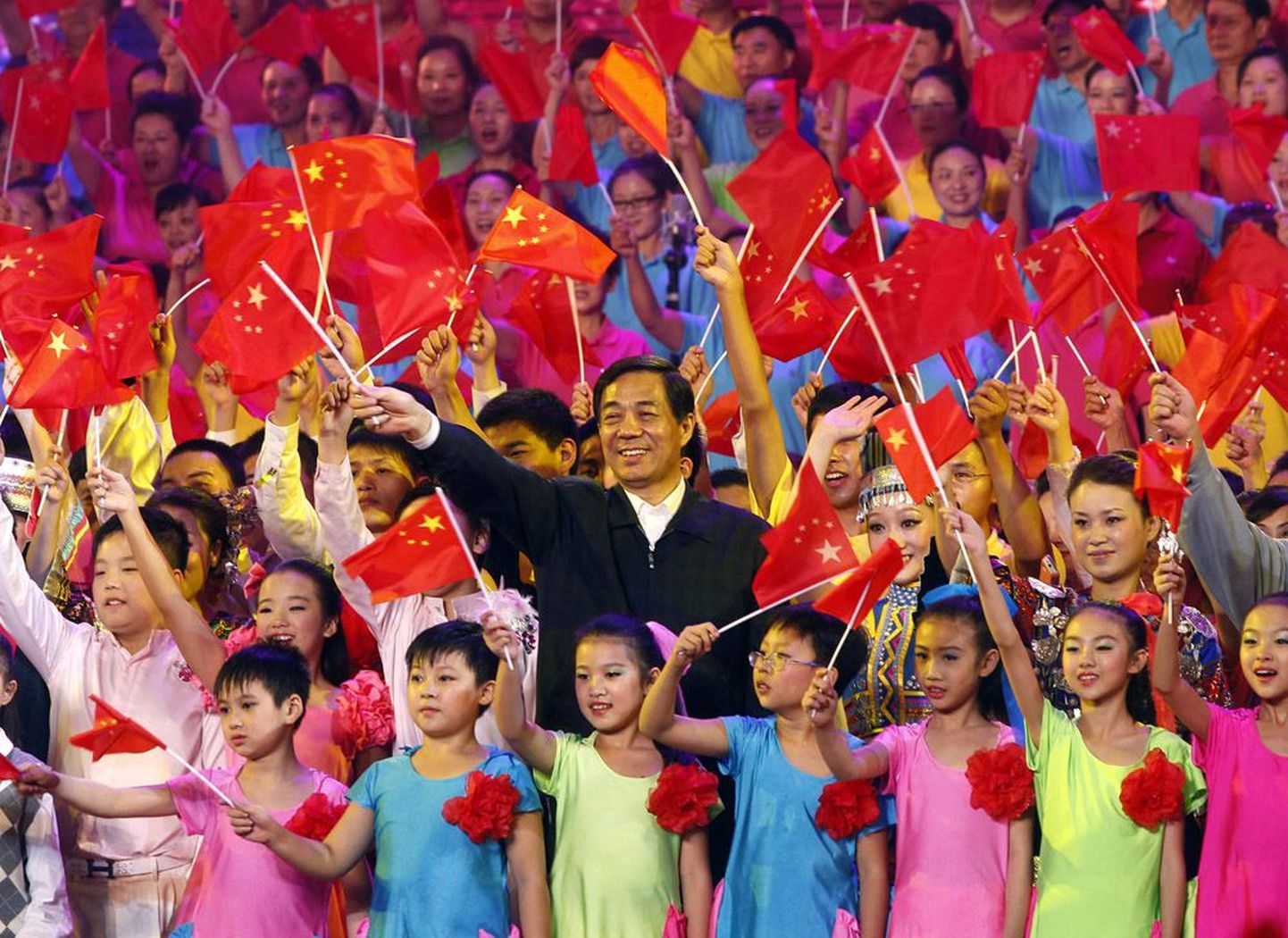Bo Xilai laulmas 2011. aastal koos lastega Mao Zedongi ajast pärinevat revolutsioonilist laulu. Osa vaatlejaid arvab, et Bole sai saatuslikuks Mao karmi liini järgimine.