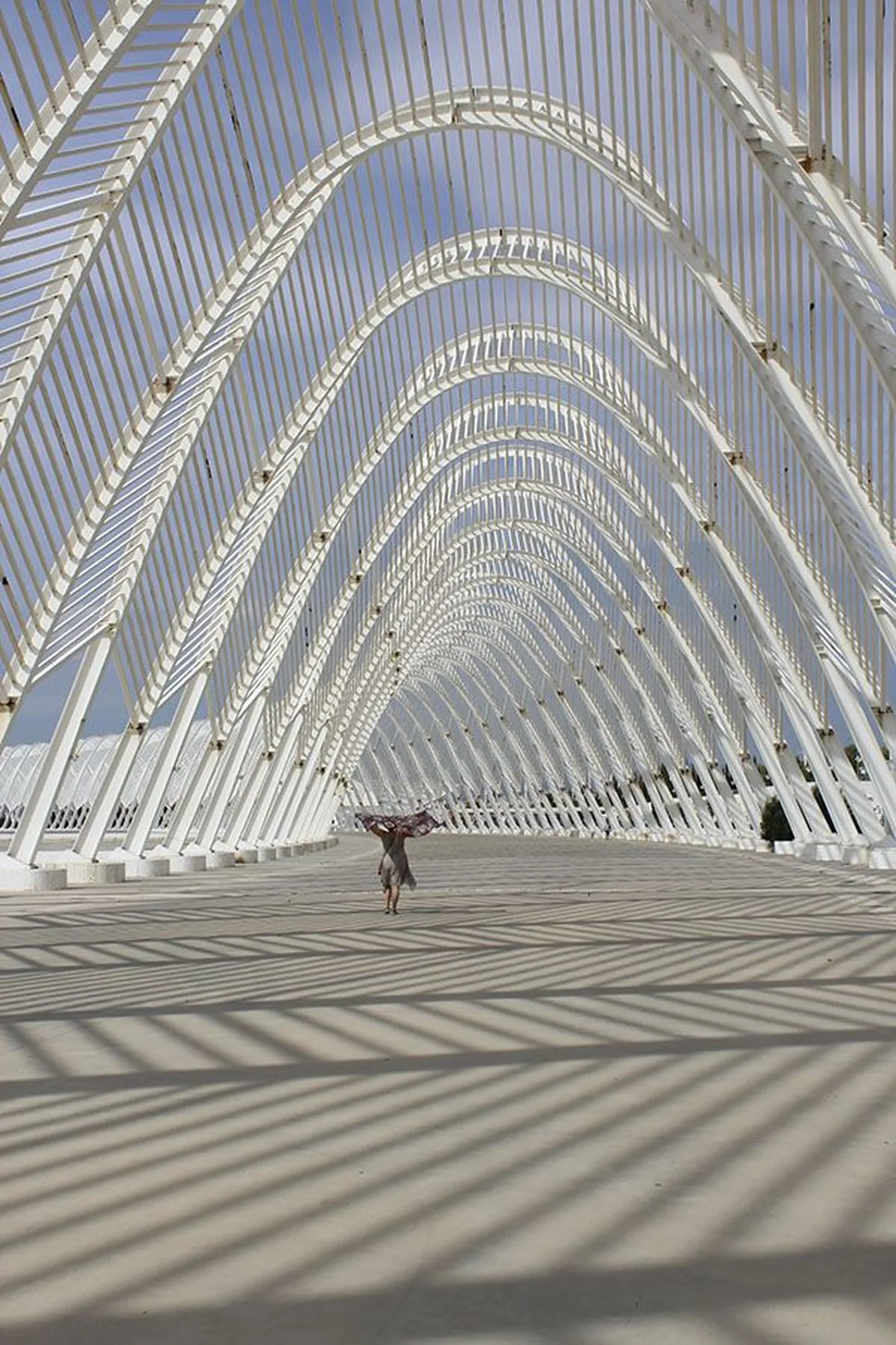 Santiago Calatrava hingematvate tööde pärast sõidetakse maailma eri paikadesse spetsiaalselt kohale. Massiivsus ja haprus, vaba õhuline mõttelend, iga nurga all muutuvad varjud ja vormid paeluvad nii ööl kui päeval. Ateena olümpiakompleksi velodroom pole erand.