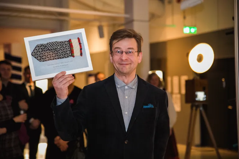 Fotograaf Andres Adamson pälvis Pärnu muuseumilt eduka koostöö eest "Sooja käepigistuse".