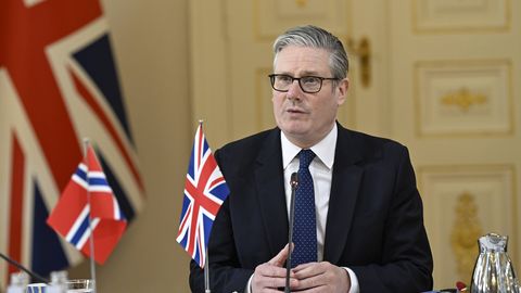 Lielbritānija sāks pārtvert Krievijas "ēnu flotes" kuģus