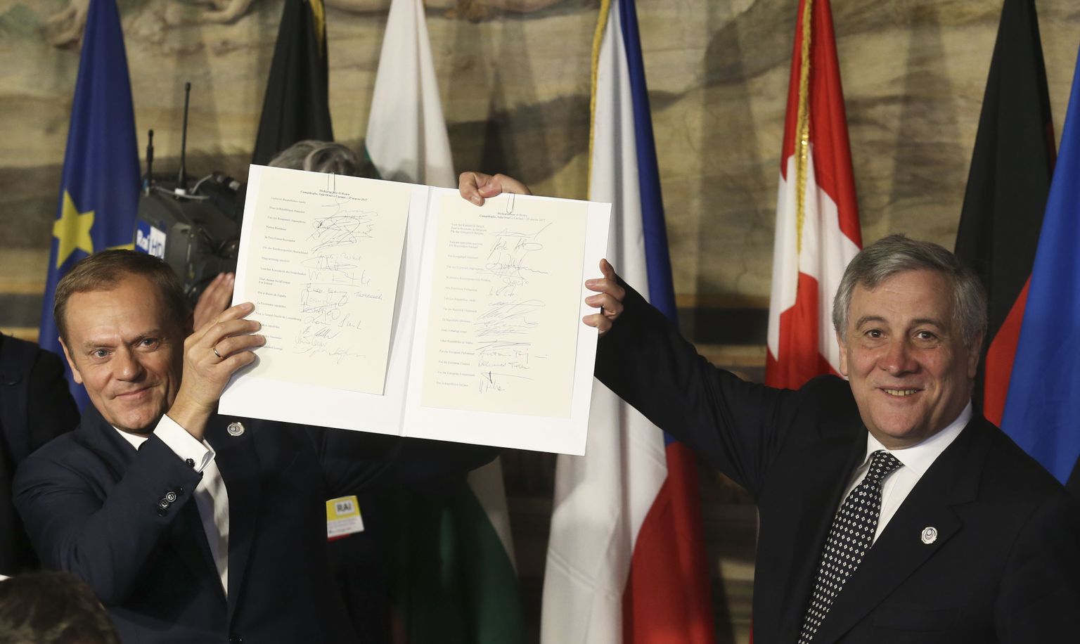 Ülemkogu eesistuja Donald Tusk (vasakul) ja Euroopa Parlamendi president Antonio Tajani demonstreerivad laupäeval allkirjastatud deklaratsiooni.