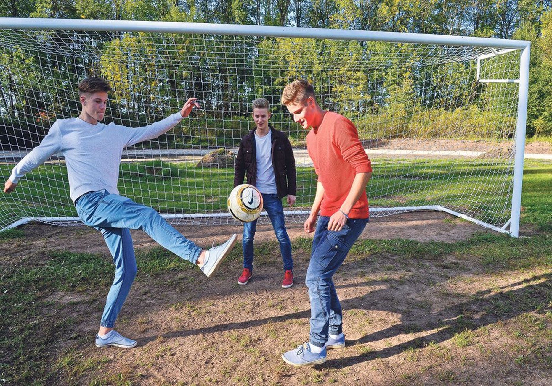 Nõo reaalgümnaasiumi 11. klassi poisid Toomas Pruul (vasakult), Robert Joonas ja Tarvo Timm leiavad, et staadionil on nüüd tänu uutele väravatele palju parem vutti mängida.