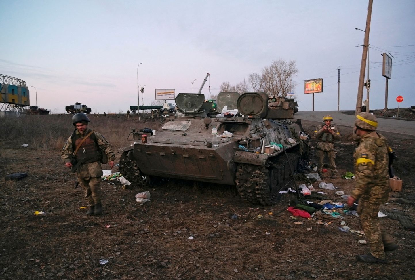 Ukraina sõdurid 24. veebruaril Harkivi lähedal hävinenud tanki juures. Nende sõnul oli see Venemaa tank