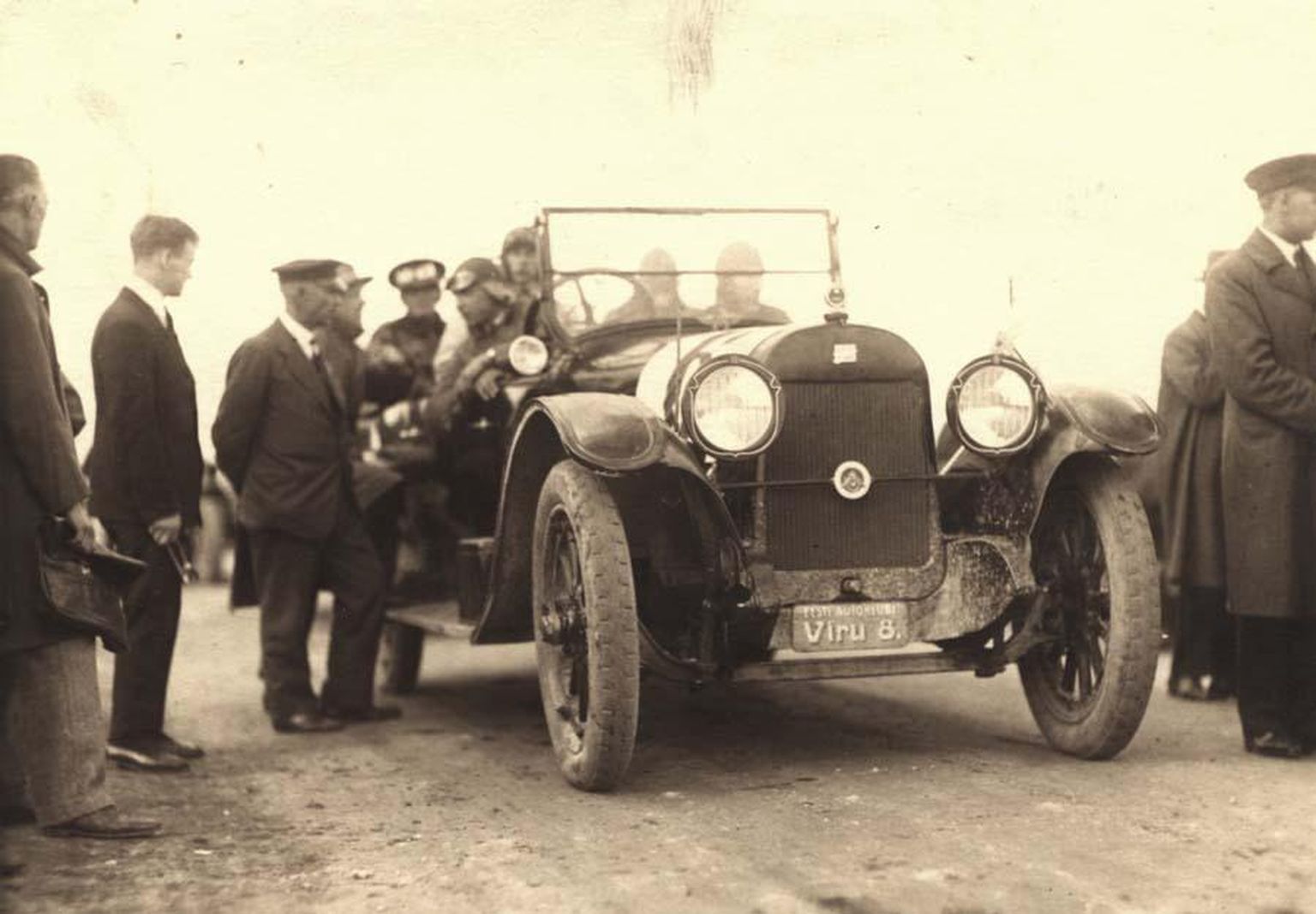 Nikolai Metsa juhitud Buick pikamaavõidusõidu Tallinn–Rakvere–Tallinn stardis
28. augustil 1927. aastal. Tagasiteel Tallinnasse paiskus see auto Päide veski juures kraavi kummuli. Sõitjad viga ei saanud, kuid koju tagasi tuli neil minna rongiga.