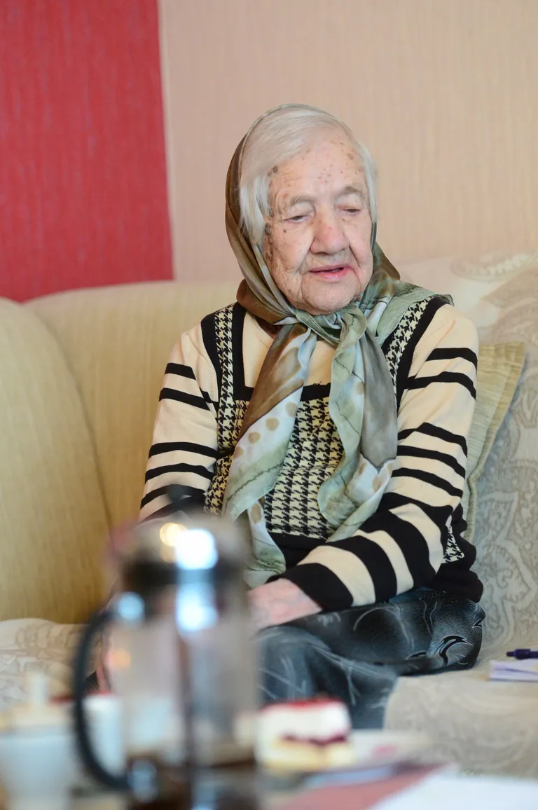 Johanna Jekimov kohvilaua taga.