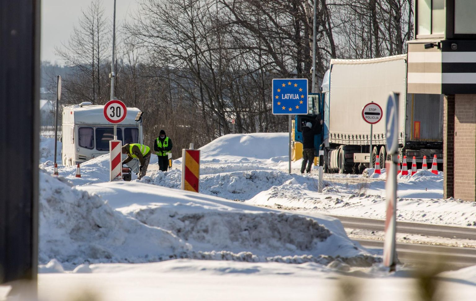 Via Baltica äärses piiripunktis oli ametnikele toodud haagissuvila, kuhu jaheda tuule eest varjuda.