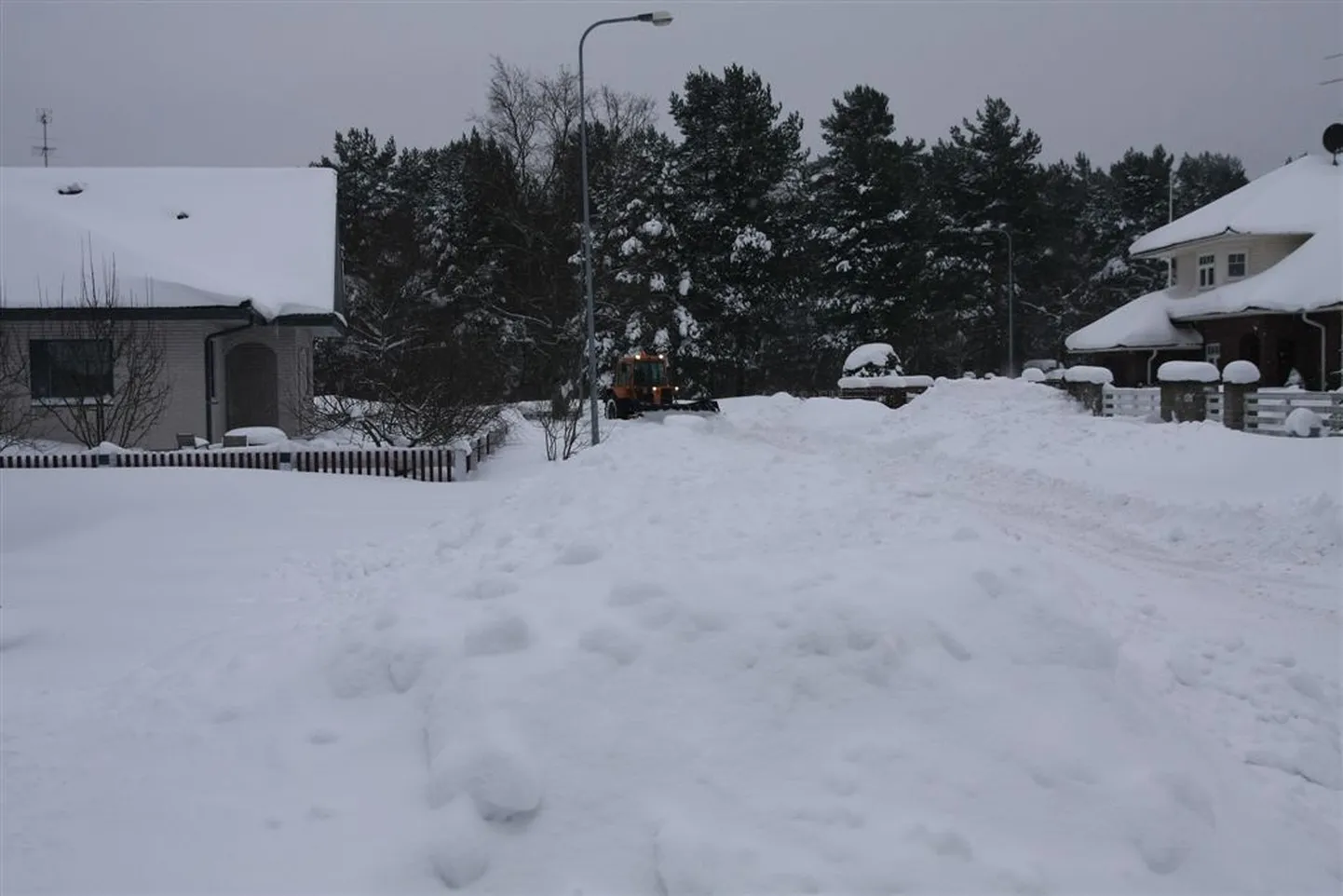 Traktor ajab lund Jüri Ratase kodutänaval.