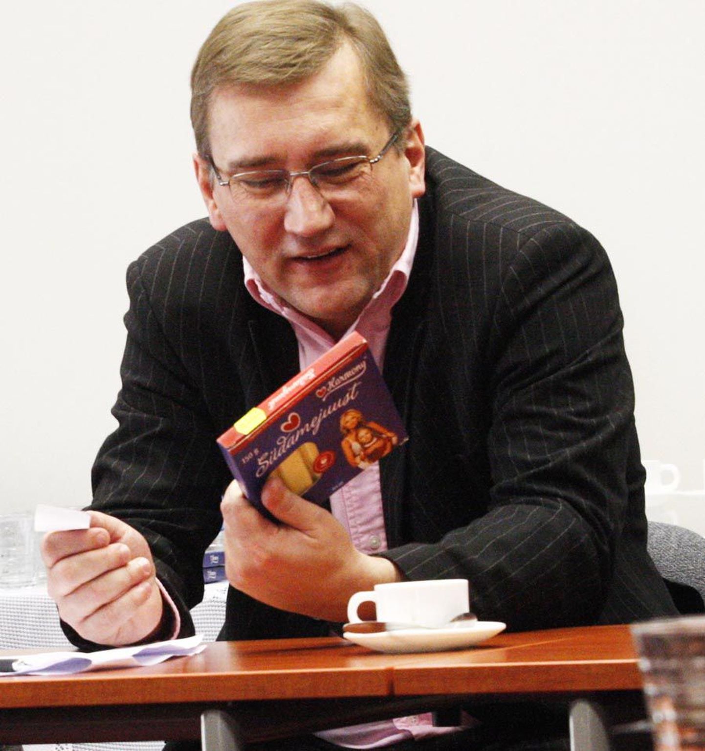 Majandusminister Juhan Parts 2009. aasta detsembris Tartu teaduspargis Südamejuustu pakki imetlemas.