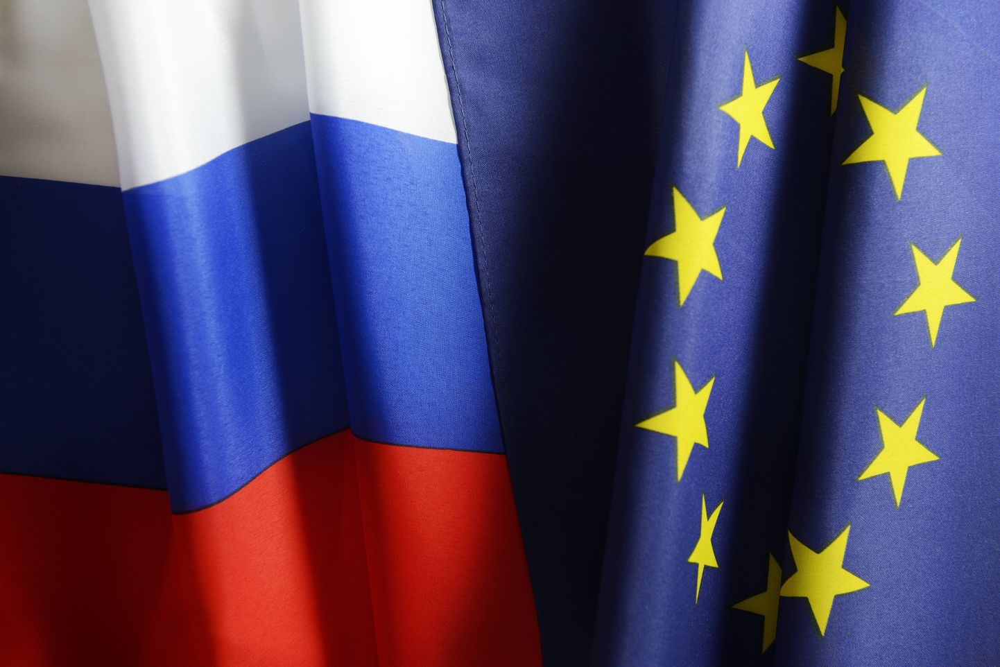 Флаги России и Евросоюза.