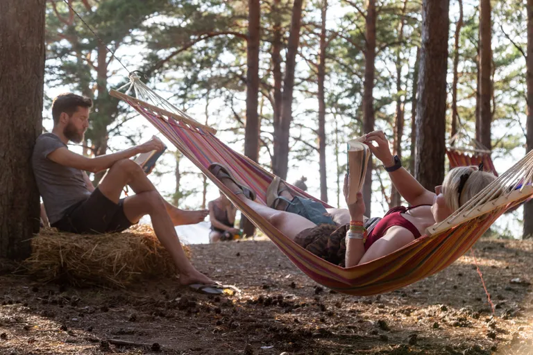Festivalikülalised lõõgastumas.