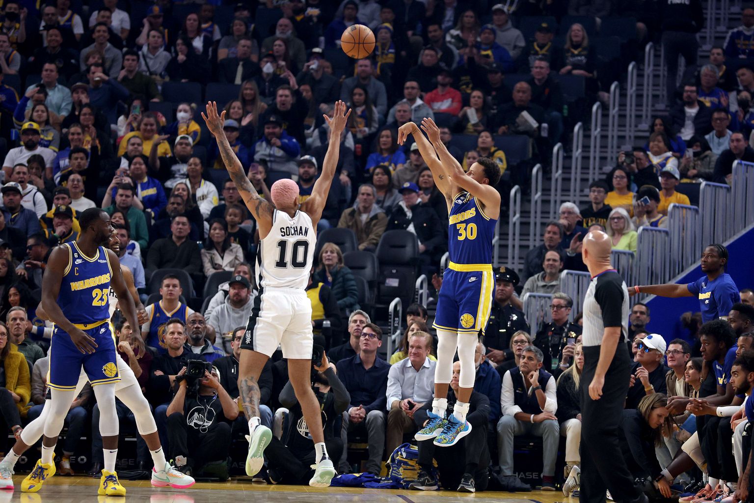 NBA zvaigzne Stefans Karijs izpilda metienu Goldensteitas "Warriors" un Sanantonio "Spurs" spēlē