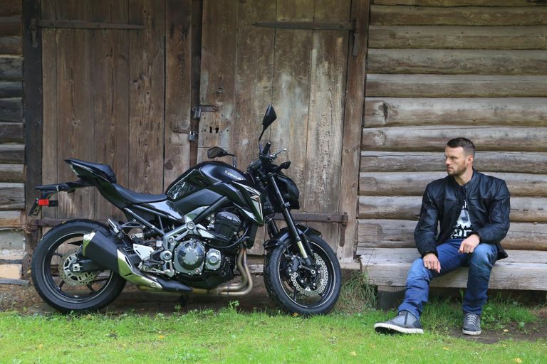 Reimo Sagor Tartu koduhoovis koos oma adrenaliini pakkuva, 92kilovatise Kawasaki Z900ga.