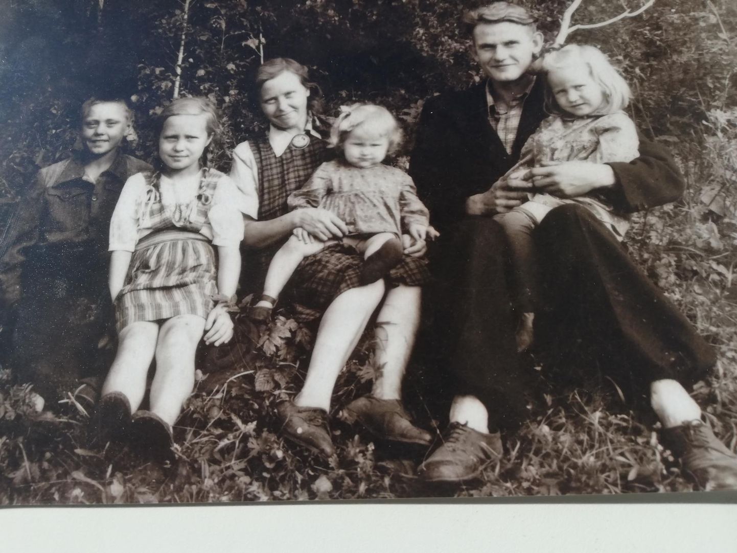 Küüditatute pere Siberis Ižuli külas suvel 1954. Sündmuste meenutaja Vilma on isa Evaldi süles, vasakult vend Ott, õde Ene ja ema Salme Mallega.  FOTO: Erakogu
