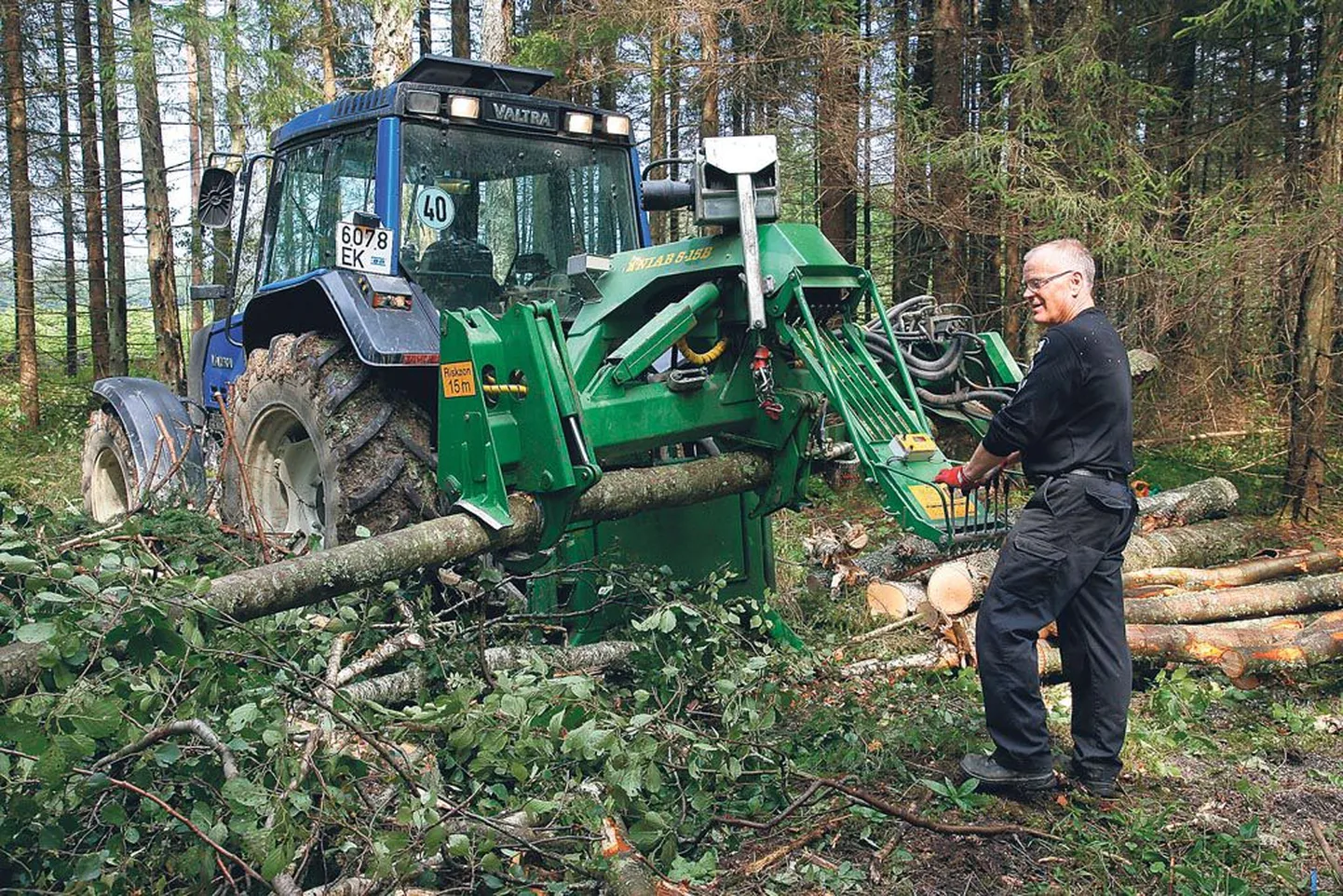 Pärnumaa erametsaomanikud täiendavad teadmisi suvistel kokkusaamistel, aastapäevad tagasi tutvuti Varbla vallas Kidisel OÜ Jagudi Metsa tegevuse ja tehnikaga.