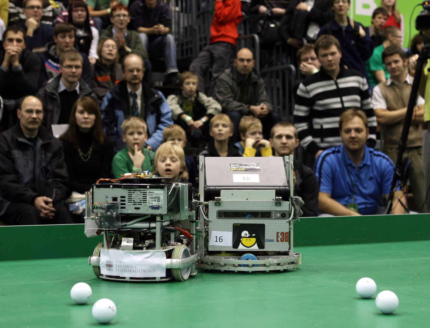 Robotite jalgpall pakkus palju põnevust. seda enam, et ühe palli asemel pidid masinad väravasse lööma kümme palli.
