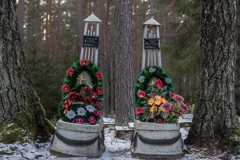 Kunagise Ämari mõisakalmistu hauatähised on lennuväekalmistul leidnud kasutust uute haudade tähistena.