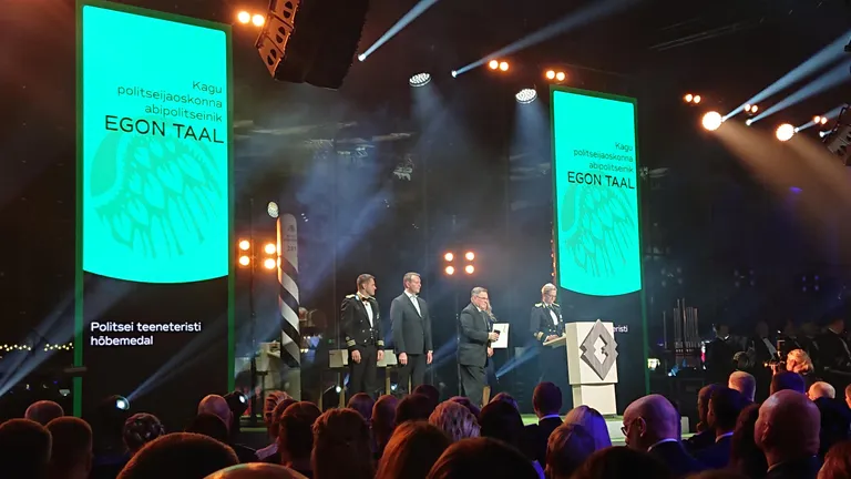 Politsei teeneteristi hõbemedali pälvis Kagu politseijaoskonna abipolitseinik Egon Taal (paremalt teine.
