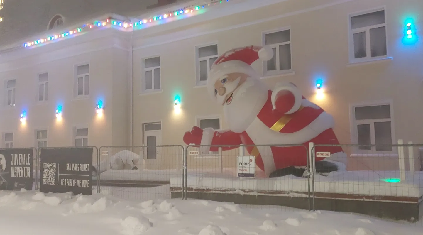 Lumetormis oli Jõhvi Mihkli kiriku vastas üle tänava külili vajunud hiiglaslik täispuhutav jõuluvana.