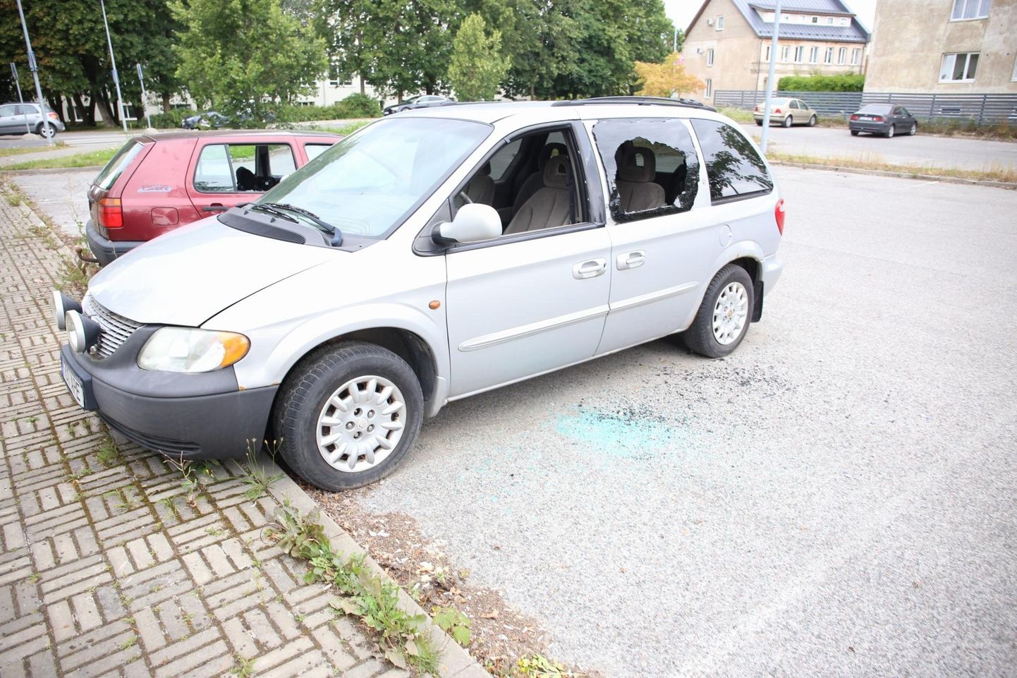 Rakveres Tallinna tänava parkimisplatsil seisnud kahe auto kallal on vandaalitsetud.