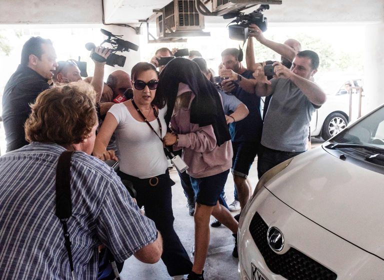 Roosas pusas 19-aastane briti neiu, kes esitas valesüüdistuse, 29. juulil Küprose kohtusse saabumas 