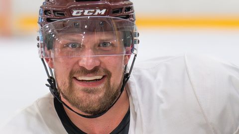 Latvijas izlasi atstāj trīs hokejisti, pievienojas Rihards Bukarts