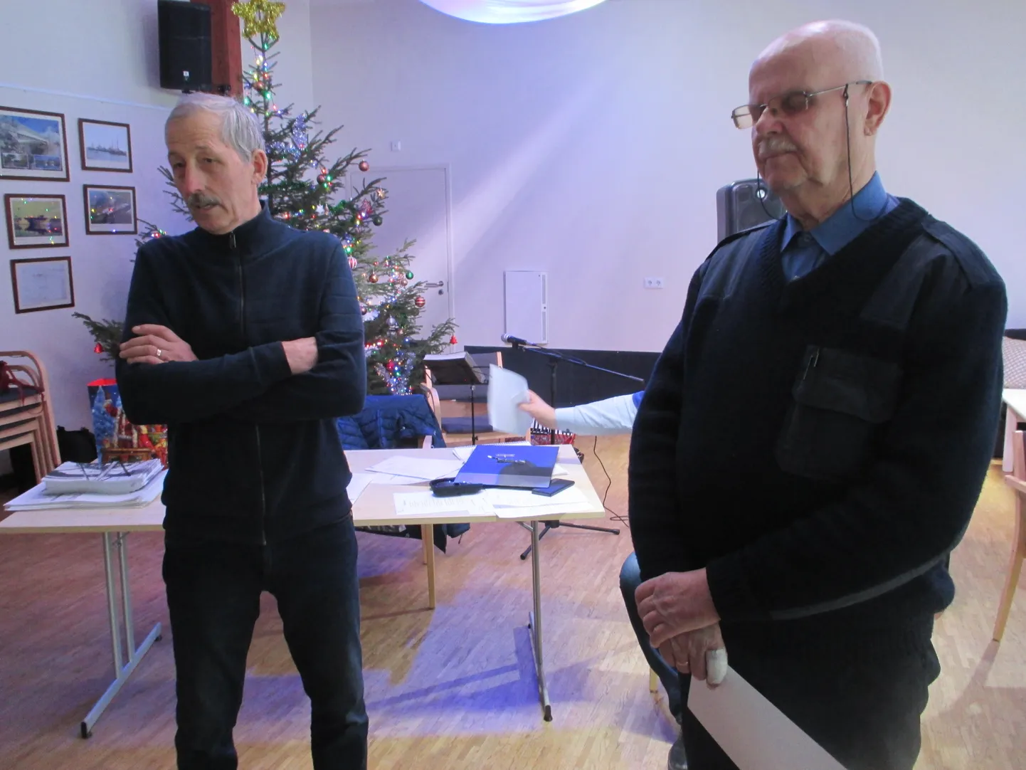 EESTVEDAJAD: Kunagised kaugpüügimehed Saare Kalurist, Saaremaa merekultuuri seltsi esimees Rein Sepp (paremal) ja seltsi liige Peeter Laum korraldasid suvel meremeeste kokkutuleku ja nende initsiatiivil koostati ammustest püügireisidest fotoalbum "Kotermanni logiraamat", mida 17. detsembril Nasva klubis esitleti.