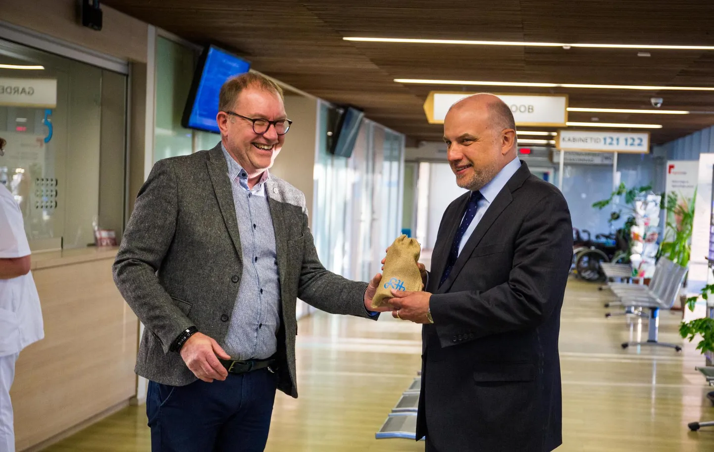 Kaitseminister Jüri Luige (paremal) võttis võõrustajana vastu Rakvere haigla juhataja Ain Suurkaev.