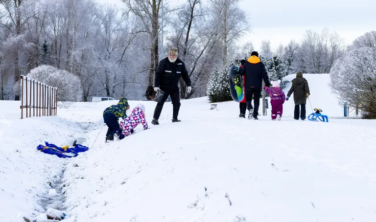 Kuid kelgutada saab Tähtvere spordipargis küll, nagu mõned talverõõmude nautlejad neljapäeval tõestasid.