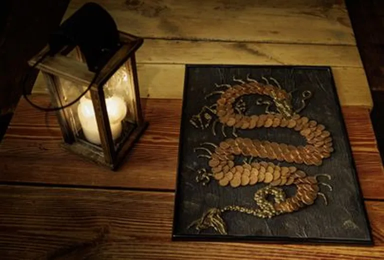 Средневековая таверна «Третий дракон». На фото изображен дракон из монет – подарок на день рождения таверны.