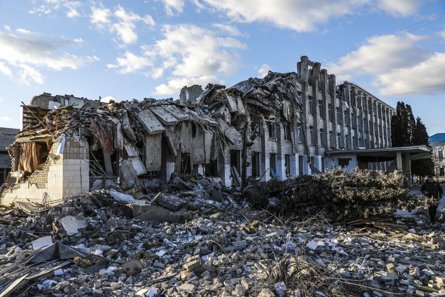 Venemaa pommirünnakus purustatud hoone Žõtomõris.