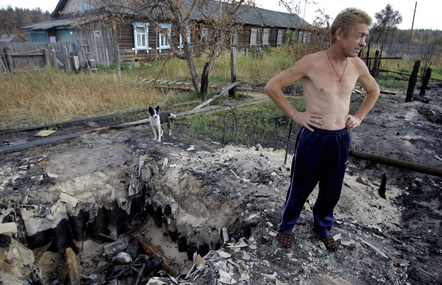 Venemaa metsatulekahjus kodust ilma jäänud 46-aastane Andrei Saveljev nõutult oma maja rusudel.