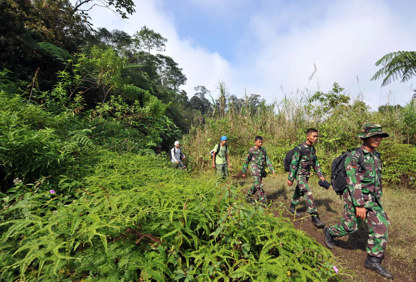 Indoneesia sõdurid ja päästetöötajad otsivad mägedest reisilennuki SSJ-100 tükke.