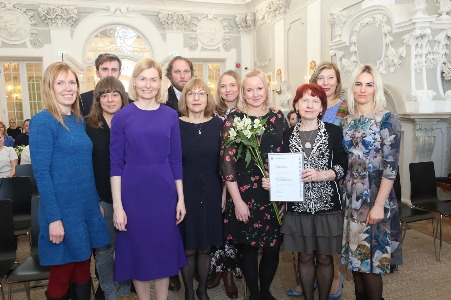 Nõo valla tervisemeeskond koos ministriga. Ühispildil paremalt vasakule: Merike Kruuse, Aira Laul, Ene Mölter, Liia Sirel, Egle Haljassaar, Tiiu Kaasik, Tarvo Tarto, tervise- ja tööminister Riina Sikkut, Aive Zirk, Jaak Teppan ja Helen Klaos.