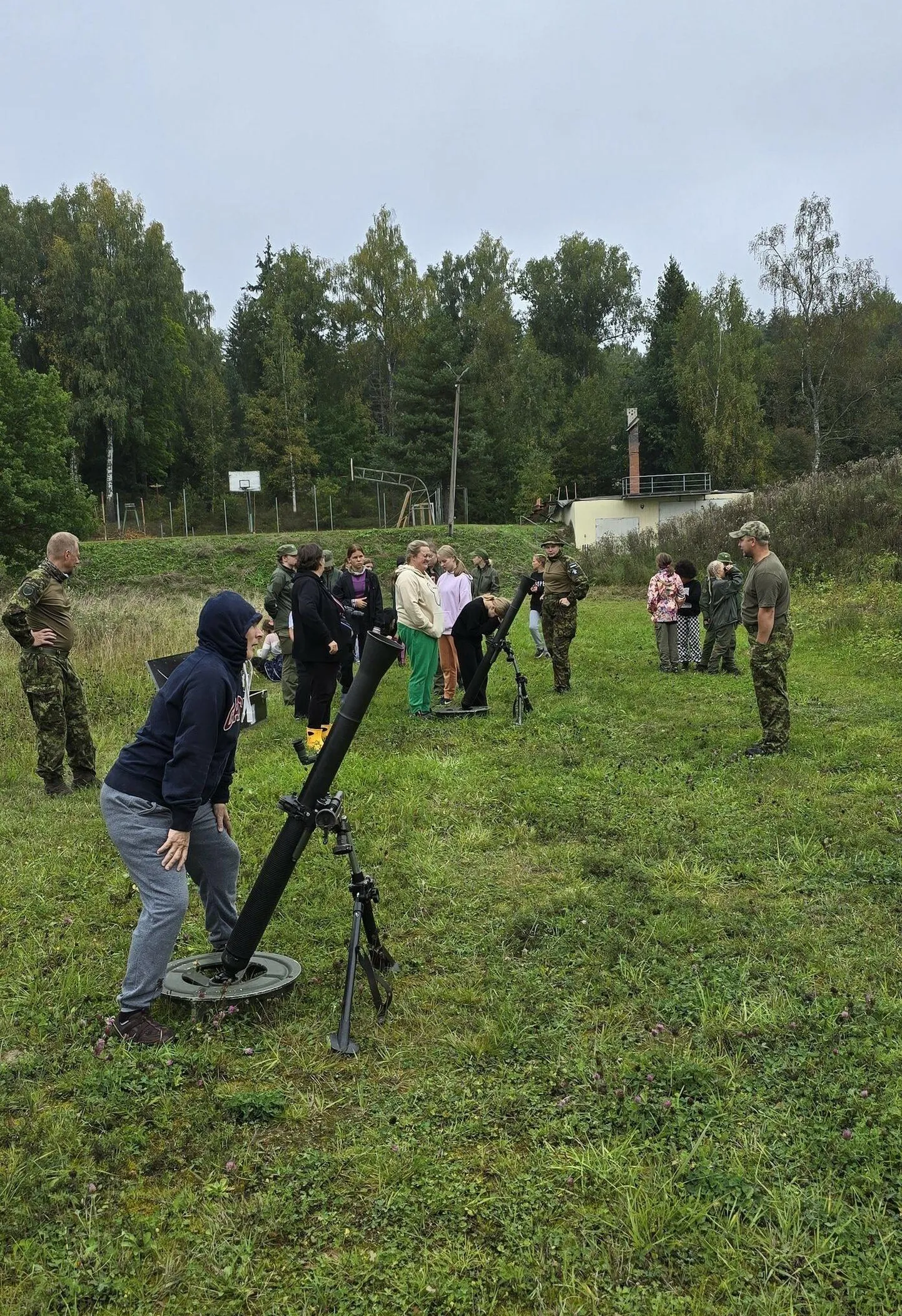 Kodutütred said heita pilgu miinipildujameeskonna argipäeva.