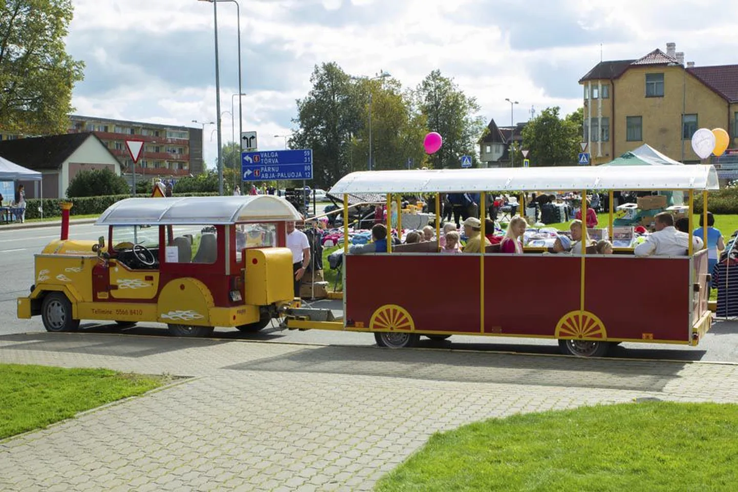 Meepurkide vahel ootas pealetulijaid meekollane rong, mis oli igal ringil sõitjatest pungil.