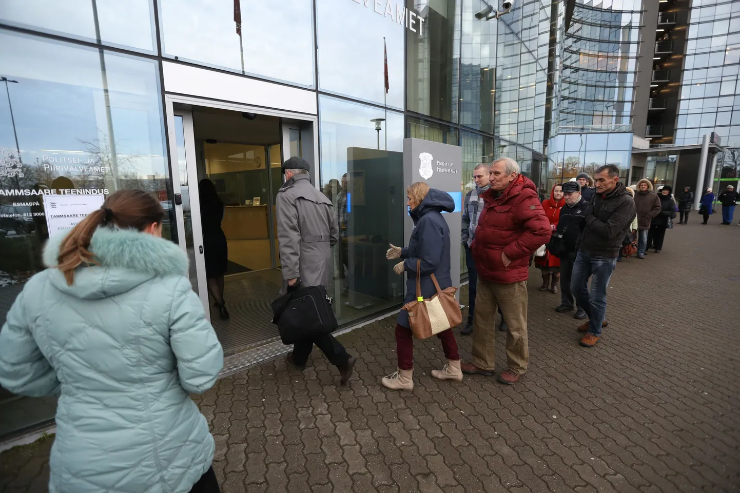 Varahommikul kogunesid inimesed politsei- ja piirivalveameti Mustamäe büroosse, et enne turvariskiga ID-kaartide sertifikaate uuendada.