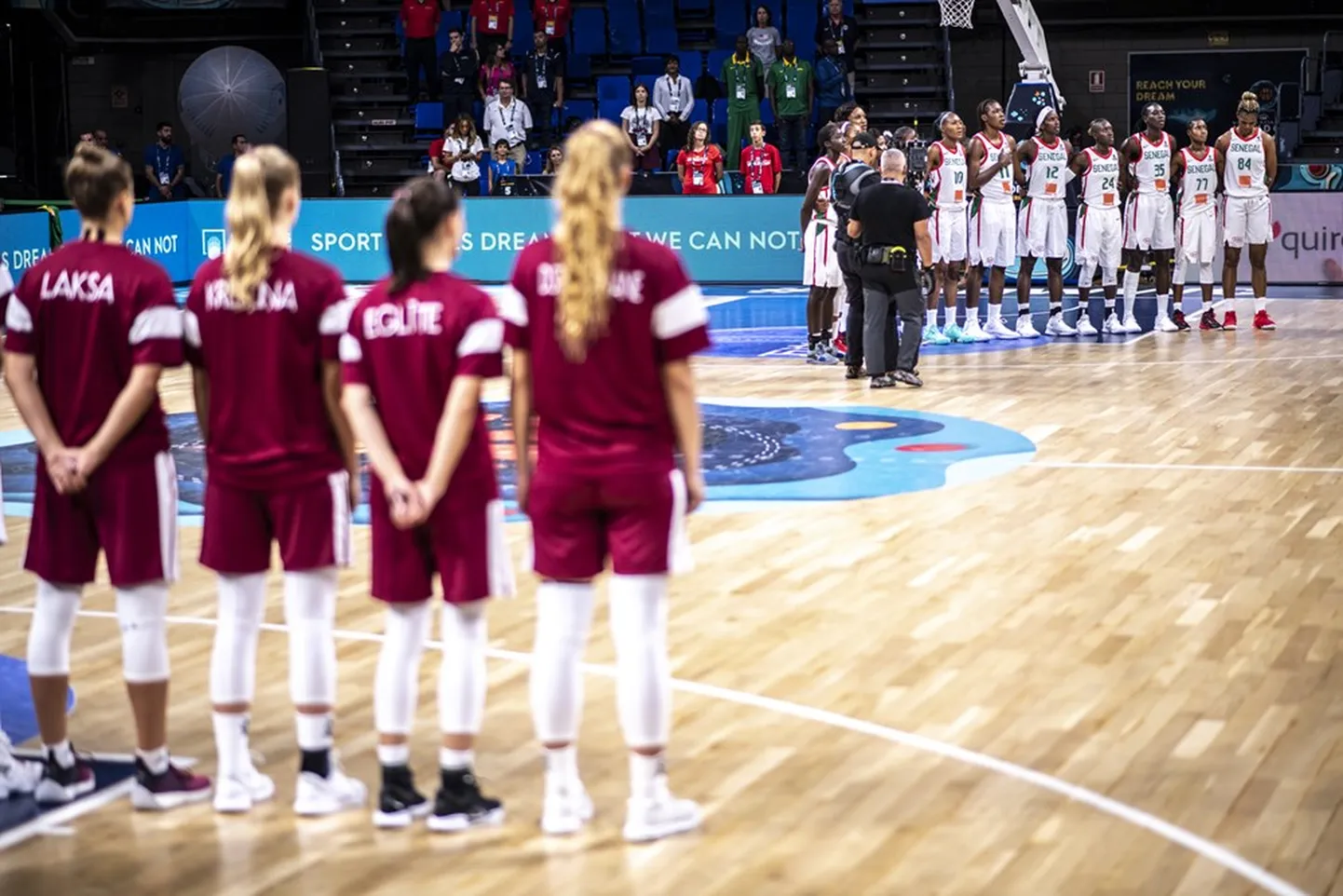 Latvijas un Senegālas basketbolistes
