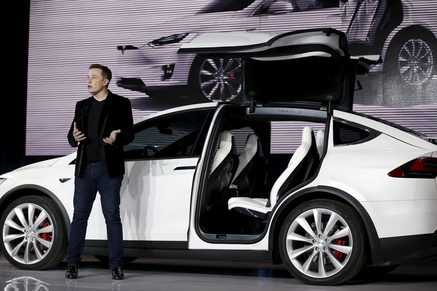 Elon Musk 2015. aastal Tesla Model X-i tutvustamas.