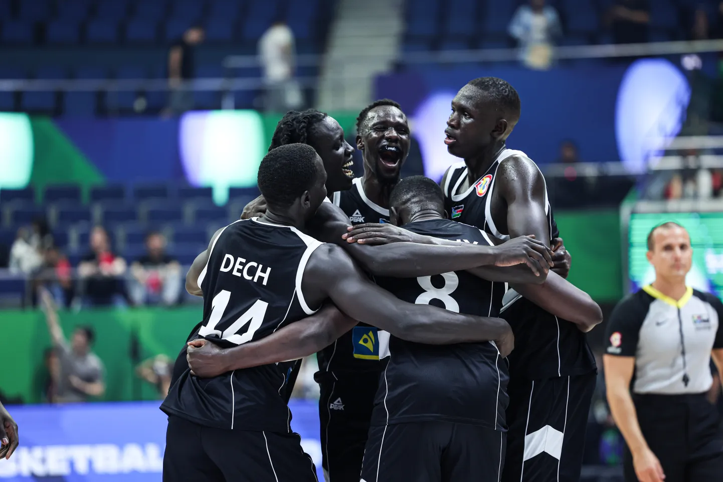 Lõuna-Sudaani meeskond rõõmustab MMil pärast Hiina üle saadud võitu